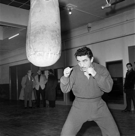 Boxolók edzés közben a ringben, háttérben edzővel