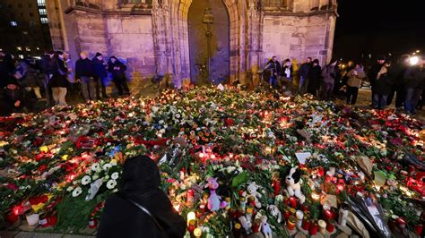 Emlékezés a jaroszlavli aréna előtt gyertyákkal és virágokkal