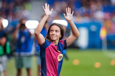 Aitana Bonmatí a Bajnokok Ligája trófeával