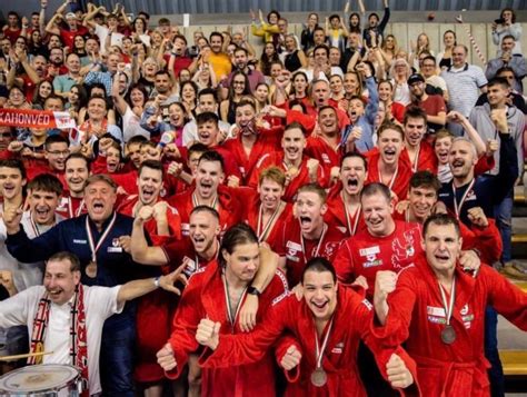 Astra csapatának ünneplése bajnoki győzelem után