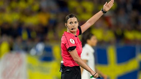 Női futballbíró síppal a kezében