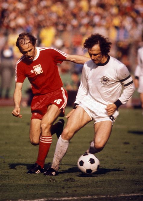 Grzegorz Lato futásban a labdával az 1974-es világbajnokságon