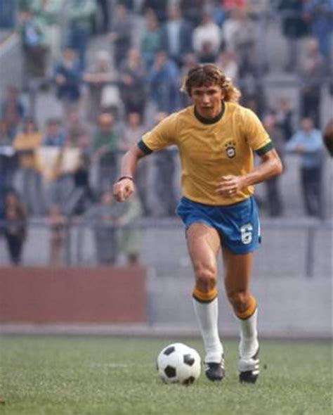 Grzegorz Lato a brazil Alfredo és Francisco Marinho mellől lövi a győztes gólt az 1974-es vb bronzmérkőzésén