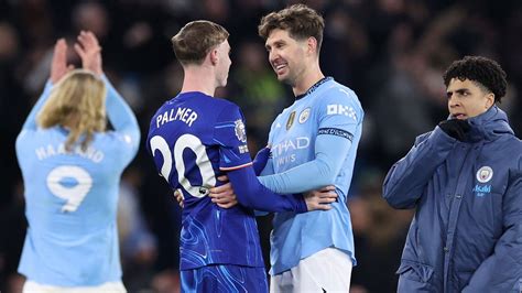 Chelsea és Manchester City játékosok küzdenek a labdáért a Stamford Bridge-en