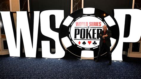 A World Series of Poker (WSOP) logója és a bajnoki karkötő