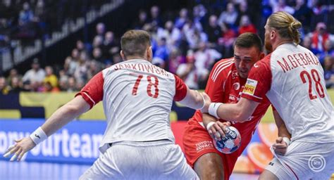 Guzmics Richárd (k), valamint a norvég Alexander Soderlund (b) és Even Hovland (j) a Norvégia-Magyarország labdarúgó Európa-bajnoki pótselejtező mérkőzésen az oslói Ullevaal Stadionban 2015. november 12-én.