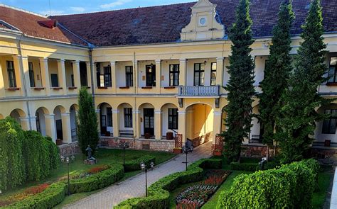 A Békéscsaba Előre történelmi klublogója és csapatfotója