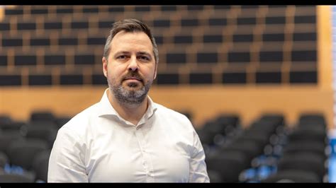 Sáfár Sándor egy előadást tartva vagy sportvezetői szerepben
