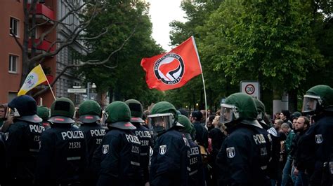 Német futballszurkolók tüntetése