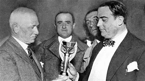 Jules Rimet (balra) átadja a vb-serleget az uruguayi szövetségnek