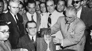 Ottorino Barassi (balra) visszaadja a trófeát az 1950-es vb-re