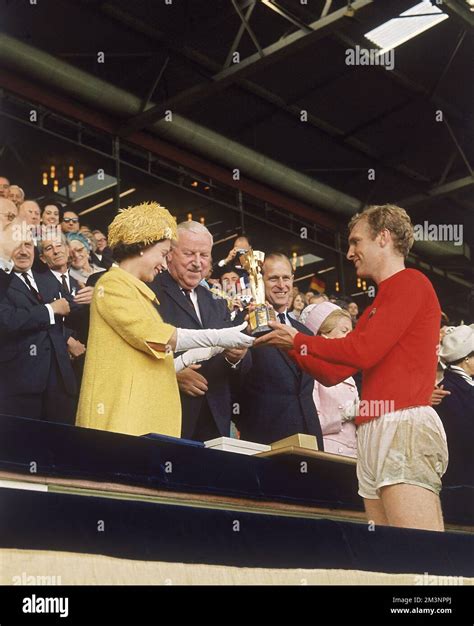 Bobby Moore II. Erzsébet királynőtől átveszi a Jules Rimet-trófeát