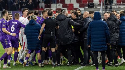 Tömegjelenet futballmeccsen
