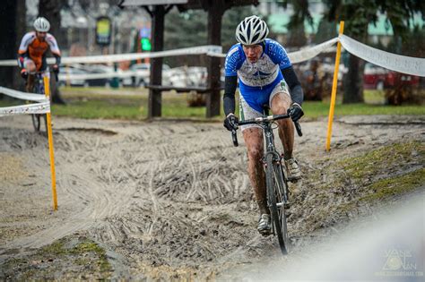 cyclocross versenyzők havas, saras pályán