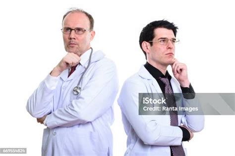 fiatalember gondolkodik a jövőjén