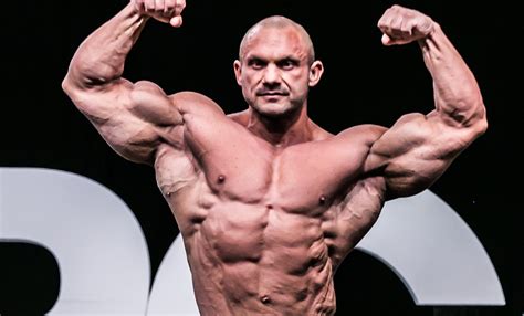 Kökény Béla pózol a Mr. Olympia színpadán