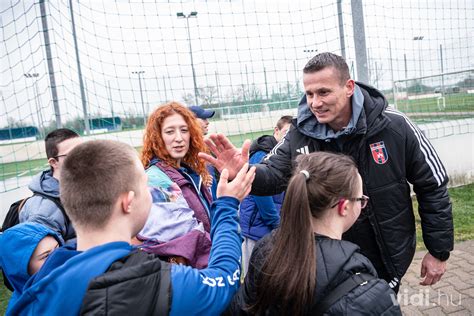 Családok belépése a stadionba