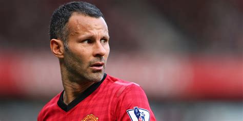 Ryan Giggs labdával cselez