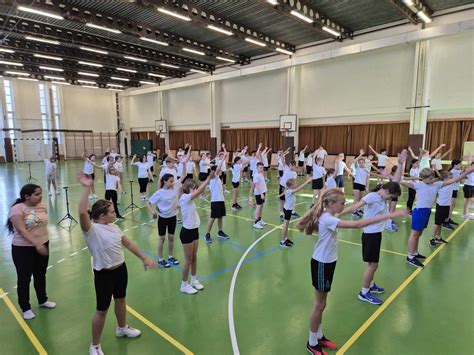 Gyerekek mérik a magasságukat egy játékos magasságmérővel