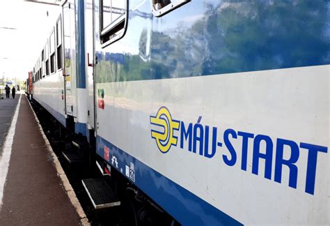 MÁV különvonat a tájban