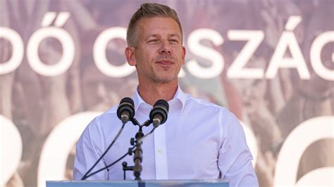 Völgyi Péter szövetségi kapitány taktikai utasításokat ad játékosainak