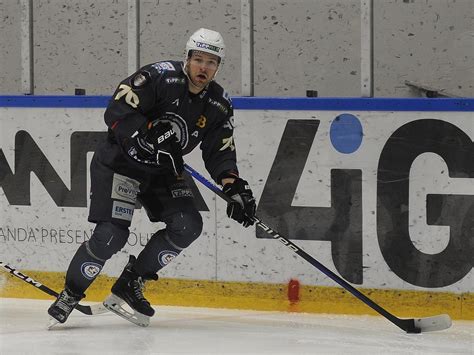 Fiatal jégkorongozók edzésen, Jens Brändströmmel