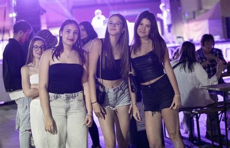 Emberek szobrot alkotnak