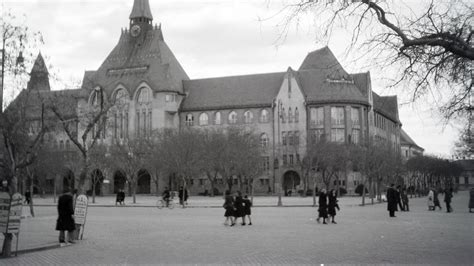 Fiatalok kosárlabdáznak egy iskolai pályán Zalaegerszegen, az 1940-es években