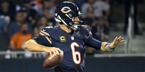 Chicago Bears quarterback dobás közben