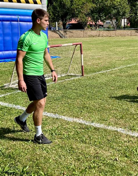 Fiatal futballisták edzése egy utánpótlás akadémián