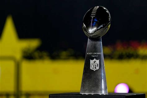 A Super Bowl logója és a Vince Lombardi-trófea