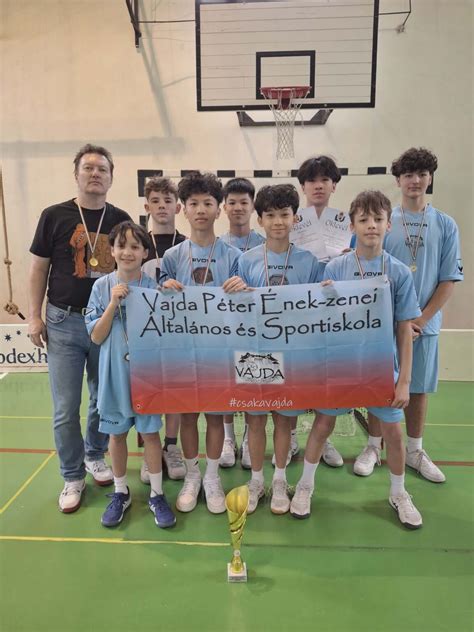 U15 fiú unihoki csapat ünneplése aranyéremmel