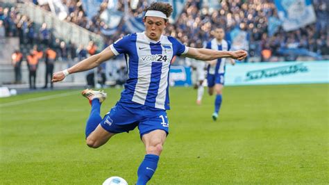 Hertha BSC és Schalke 04 logók egy focipályán