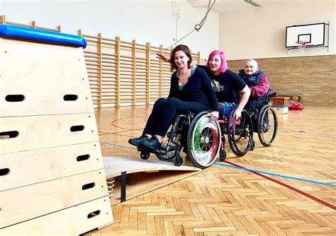 Mozgássérült gyermek rehabilitációs gyakorlat közben