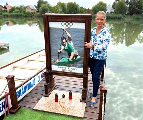 Kajak-kenu edzők fiatal sportolókkal edzés közben