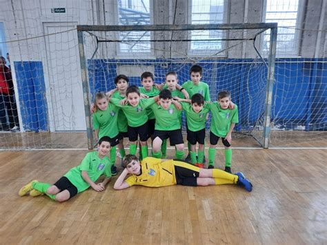 Gyerekek futsal edzésen, technikai elemek gyakorlása