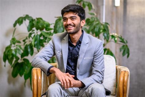 Ting Li-zsen és Dommaraju Gukesh portréja sakkbábukkal