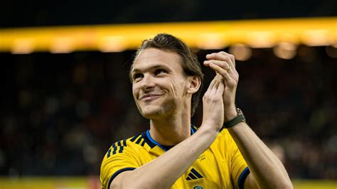 Albin Ekdal futballmeccsen, középpályásként