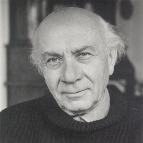 Illyés Gyula fiatalon, íróasztalánál