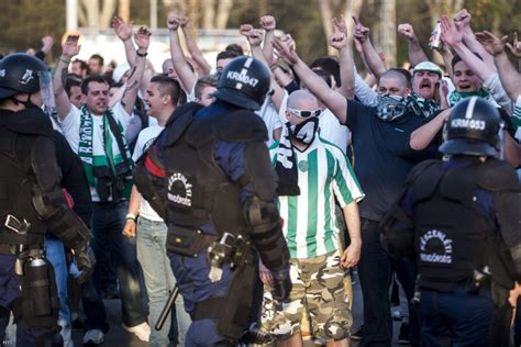 Újpest szurkolók megpróbálják áttörni a kerítést a derbin