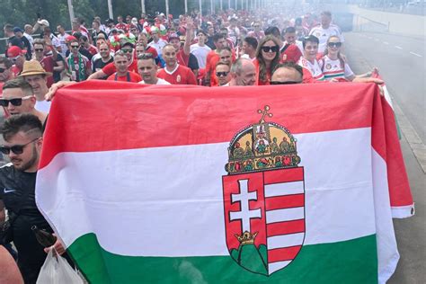 Tömeg a futballstadion bejáratánál, szurkolói kártyák bemutatásával