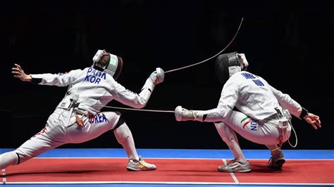 Imre Géza és Park Szang Joung vívás közben a riói olimpián