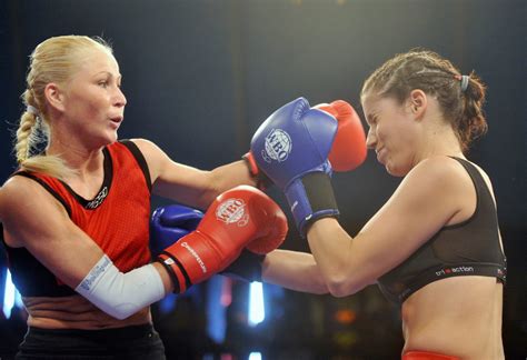 Miló Viktória fiatalon, harcművészeti ruhában