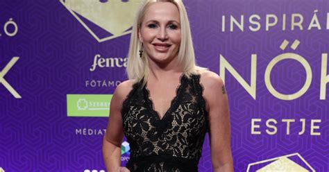 Miló Viktória a világbajnoki övvel a ringben