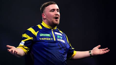 Luke Littler ünneplése egy darts mérkőzés megnyerése után