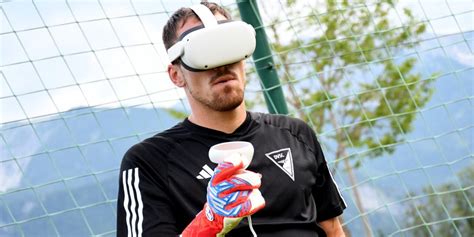 Játékos VR szemüvegben