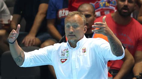 Varga Zsolt, a magyar férfi vízilabda-válogatott szövetségi kapitánya mérkőzés közben