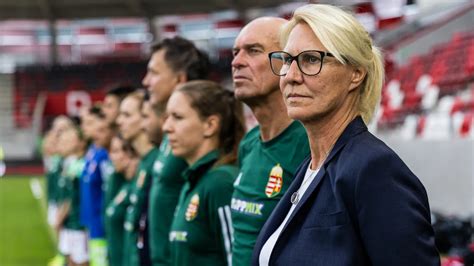 Margret Kratz szövetségi kapitány a magyar női labdarúgó-válogatott edzésén