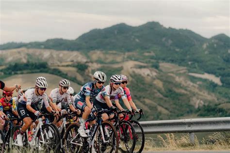 Női kerékpárosok csoportja a hegyekben