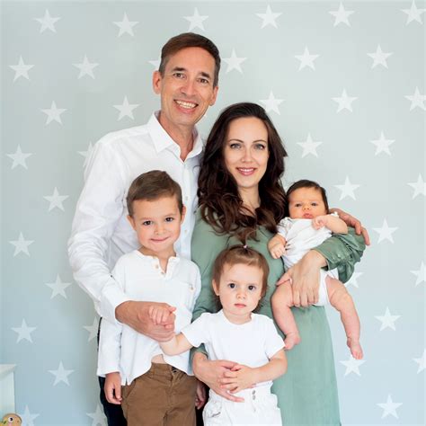 A Lévai család tagjai közös fotón